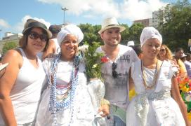 Baianos e turistas caminham oito quilômetros com fé e folia na Lavagem do Bonfim- Foto Tatiana AzevicheSetur