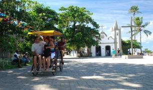 Praia do Forte dá boas vindas a visitantes e turistas