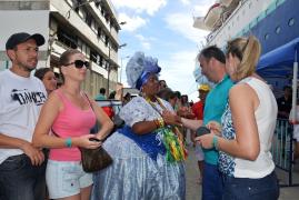 Receptivo-chegada-10.2-do-navio-Sovereign-Porto-de-Salvador.-Foto-Rita-Barreto-Bahiatursa.jpg