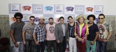O-superintendente-da-Bahiatursa-Diogo-Medrado-com-alguns-artistas-do-São-João-Foto-Carol-Garcia-GOVBA-2.jpg