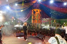 O público lotou o Largo do Pelourinho para ver Alceu Valença - Foto - Divulgação - Sufotur