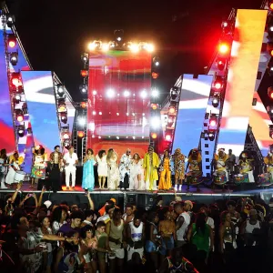 Daniela Mercury superlota o Farol da Barra com Pôr do Som com o patrocínio do Governo da Bahia