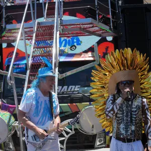 Cantor destaca a importância do axé e convida Armandinho para despedida da folia