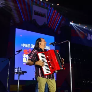 Leonardo, Manu Bahtidão, Matheus Fernandes, Iguinho e Lulinha, É O Tchan, entre outros, se apresentam na primeira noite dos festejos juninos