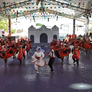 Seis agremiações se apresentaram ao longo deste sábado (14) no Subúrbio Ferroviário