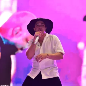 Shows de Natanzinho e Solange arrastaram milhares de pessoas à praça de Paripe; no entorno, empreendedores comemoram vendas e reforçam a força da economia popular