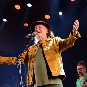 Com o tema da celebração “Maior que a festa, só o nosso amor”, a praça ficou completamente lotada.