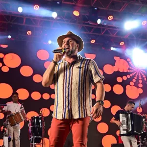 Pioneiro em suas apresentações no Pelourinho, o cantor resgatou memórias afetivas com clássicos juninos e sucessos da sua carreira, como “Lua Minha”, “Encosta N'eu” e “Sapatilha 37”.