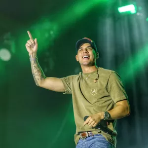 O São João da Bahia no Parque de Exposições avançou pela madrugada e encerrou sua edição 2025 com o dia de São João raiando, ao som do arrocha