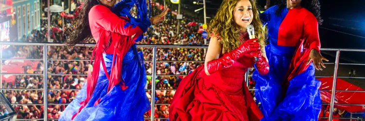 Daniela Mercury brilha na Barra e Timbalada arrasta multidão no Campo Grande