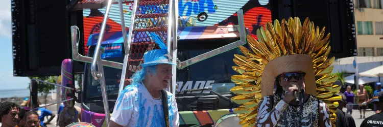 Cantor destaca a importância do axé e convida Armandinho para despedida da folia