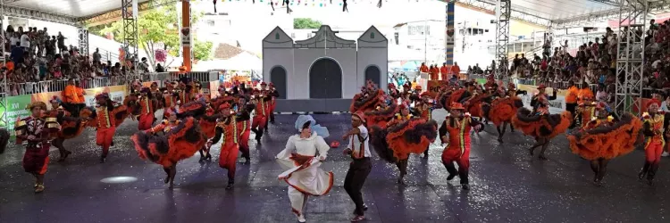 Seis agremiações se apresentaram ao longo deste sábado (14) no Subúrbio Ferroviário