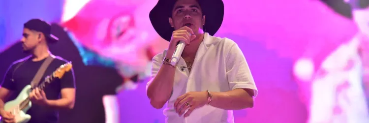 Shows de Natanzinho e Solange arrastaram milhares de pessoas à praça de Paripe; no entorno, empreendedores comemoram vendas e reforçam a força da economia popular