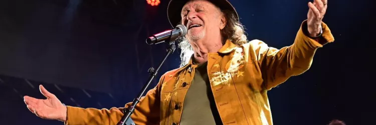 Com o tema da celebração “Maior que a festa, só o nosso amor”, a praça ficou completamente lotada.