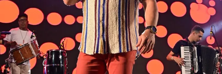 Pioneiro em suas apresentações no Pelourinho, o cantor resgatou memórias afetivas com clássicos juninos e sucessos da sua carreira, como “Lua Minha”, “Encosta N'eu” e “Sapatilha 37”.