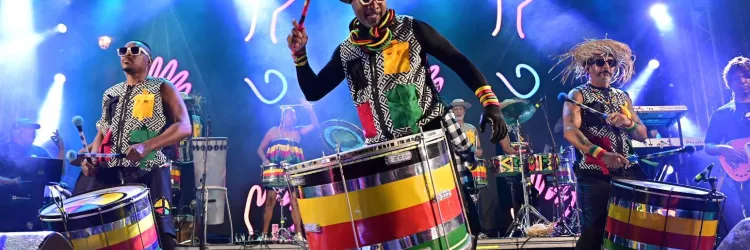 Uma das atrações mais esperadas da noite, a Banda Olodum lotou o Largo do Pelourinho — que precisou ter os acessos bloqueados pela Polícia Militar. 