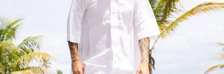 O Saulo Fernandes realiza um show gratuito neste domingo (25), a partir das 15h30, no Jardim dos Namorados, em Salvador. A apresentação é viabilizada pelo patrocínio do Governo da Bahia, por meio da Superintendência de Fomento ao Turismo do Estado da Bahia, garantindo a realização do projeto e o acesso do público a uma programação cultural aberta na capital baiana.  No palco, Saulo apresenta um repertório que percorre canções marcantes da sua trajetória e da Axé Music, em um show que também funciona como pr