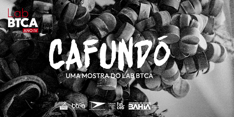Imagem é um empilhado de tampinhas de garrafa com as cores em preto e branco. No canto superior esquerdo tem o selo do Lab BTCA. Ao meio, o nome "Cafundó, uma mostra do Lab BTCA". Abaixo, no centro da imagem, tem as réguas do Espaço Xisto, do Teatro Castro Alves, Funceb e Secult.