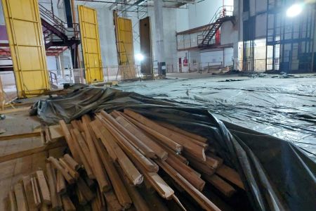 Imagem mostra madeiras amontoadas na coxia da Sala Principal do Teatro Castro Alves