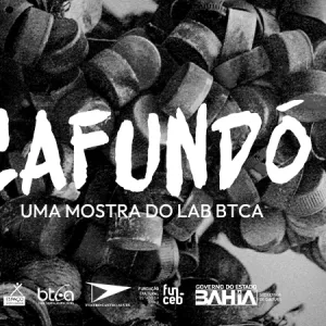 Imagem é um empilhado de tampinhas de garrafa em cores em preto e branco. No canto superior esquerdo tem o selo do Lab BTCA. Ao meio, o nome "Cafundó, uma mostra do Lab BTCA". Abaixo, no centro da imagem, tem as réguas do Espaço Xisto, do Teatro Castro Alves, Funceb e Secult.