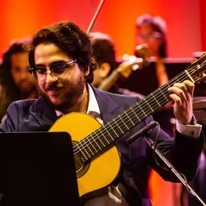  Imagem do violonista João Camarero e OSBA em 2023