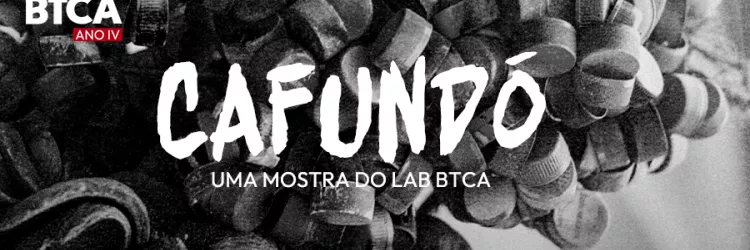 Imagem é um empilhado de tampinhas de garrafa em cores em preto e branco. No canto superior esquerdo tem o selo do Lab BTCA. Ao meio, o nome "Cafundó, uma mostra do Lab BTCA". Abaixo, no centro da imagem, tem as réguas do Espaço Xisto, do Teatro Castro Alves, Funceb e Secult.