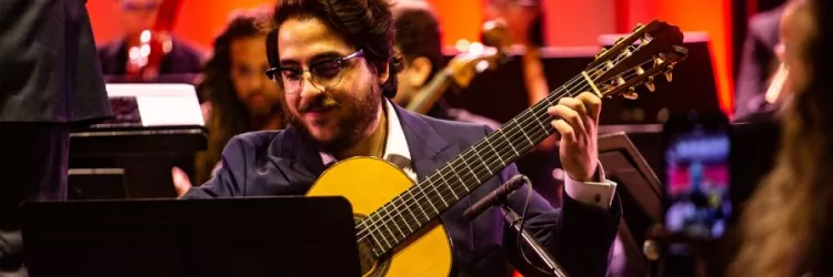  Imagem do violonista João Camarero e OSBA em 2023