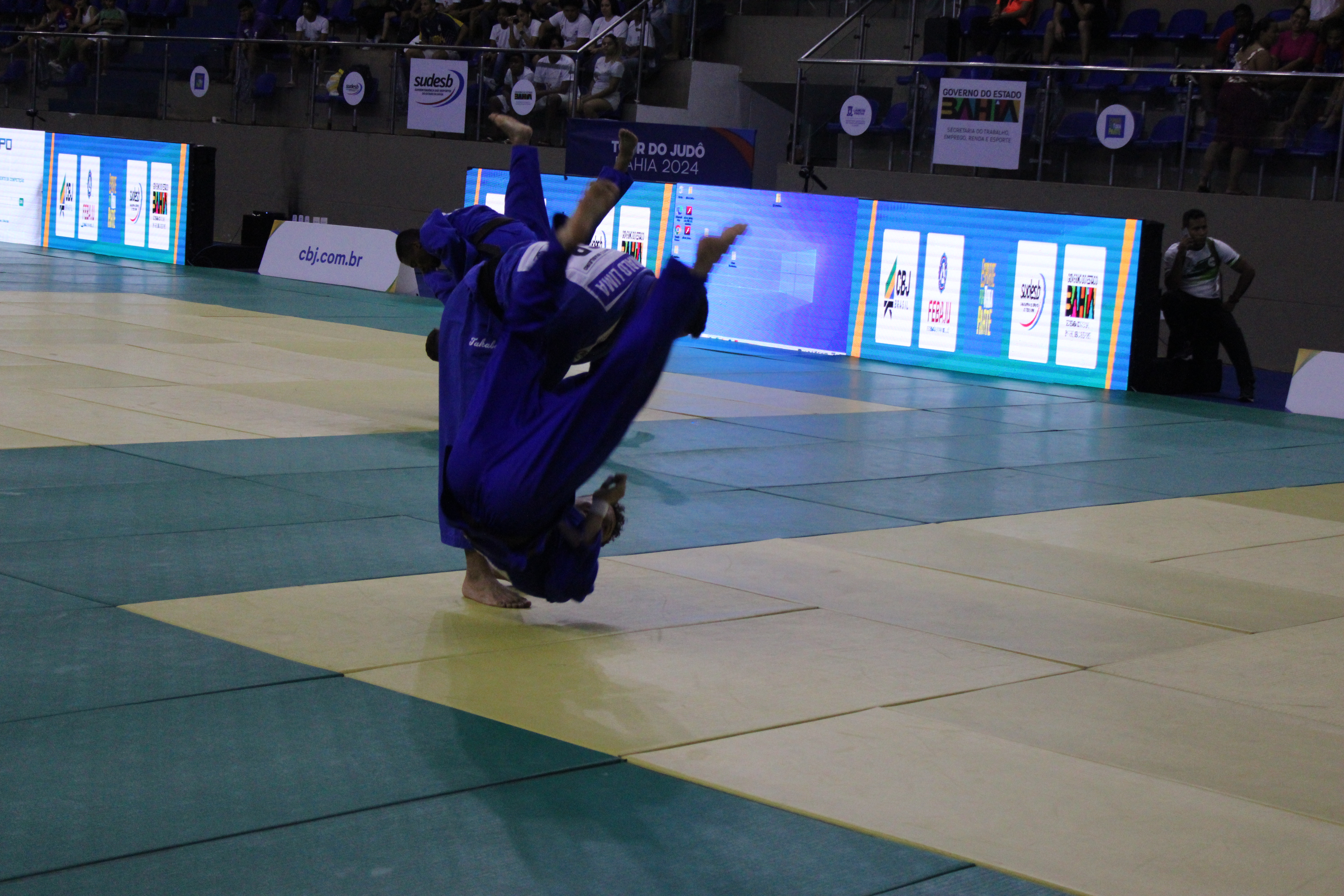 Atleta de judô em competição na Arena de Esporte da Bahia