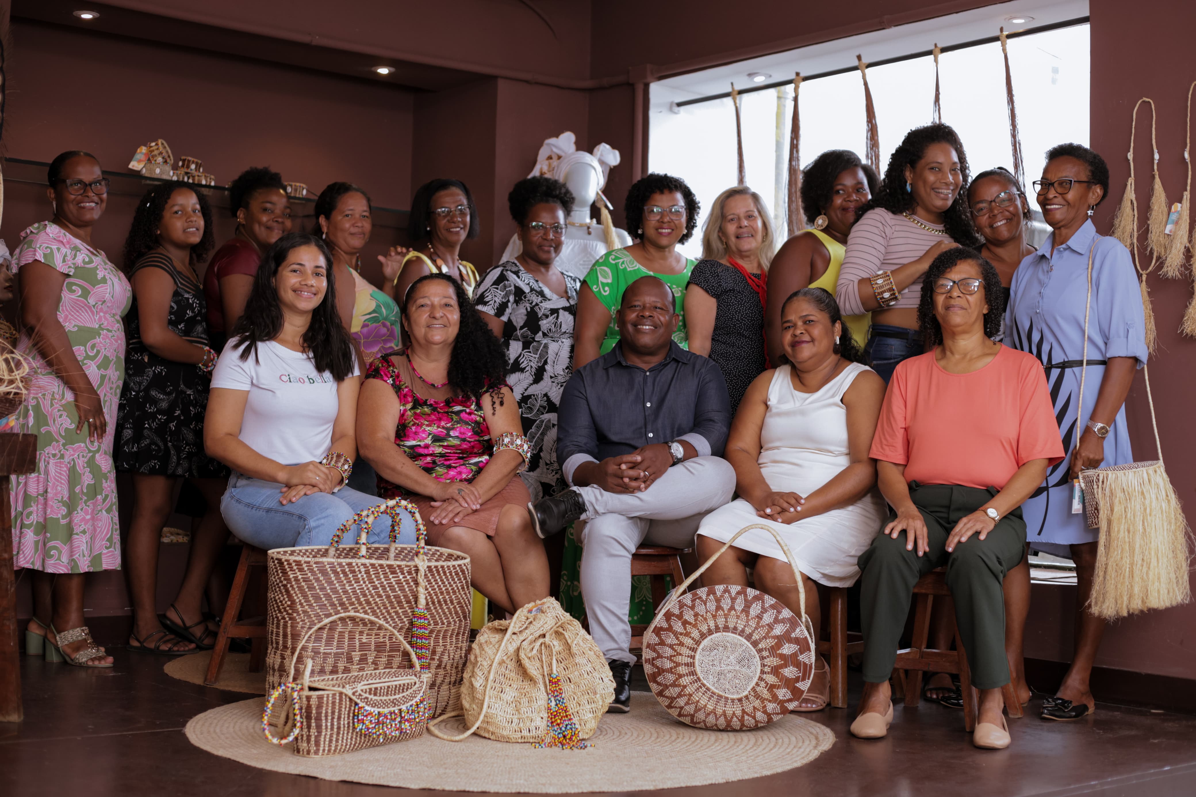 Artesãs e convidadas reunidas no lançamento da Coleção Axé Raízes do Quilombo