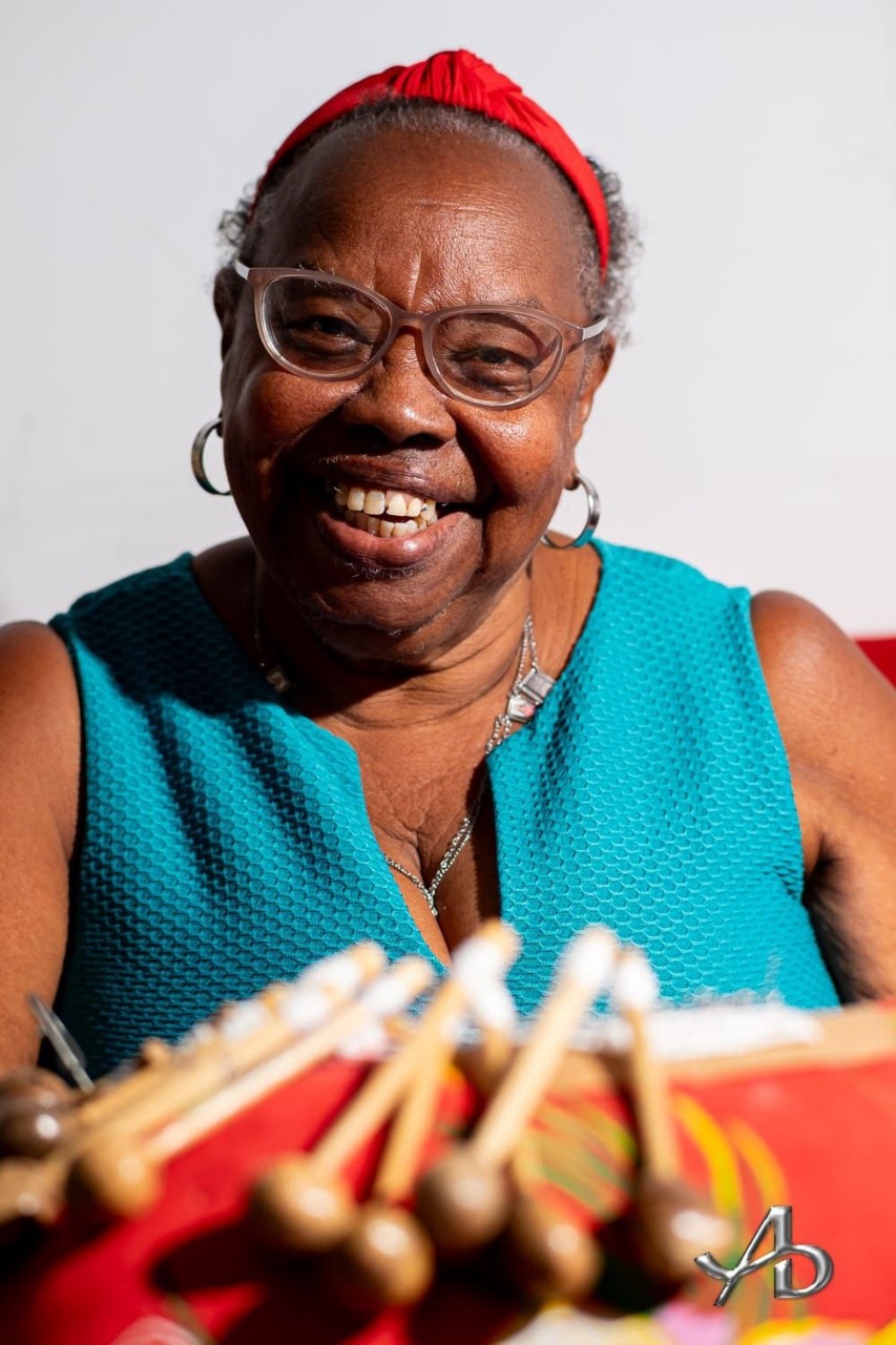 Mestra artesâ Maria do Carmo e a renda de bilro