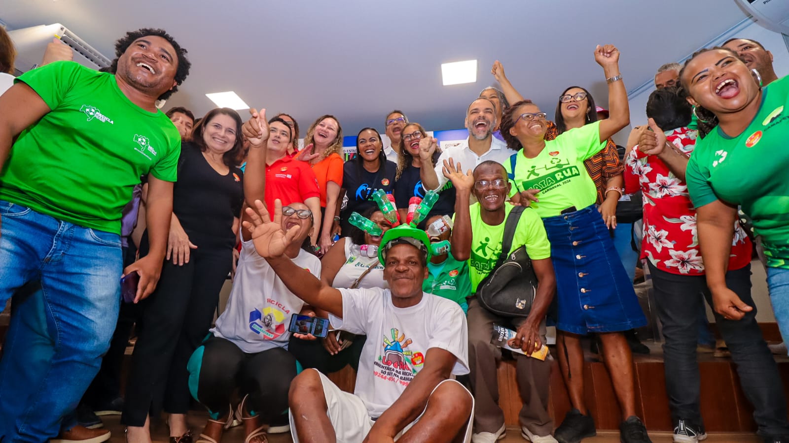 catadores de material reciclável reunidos durante o lançamento do Ecofolia Solidária