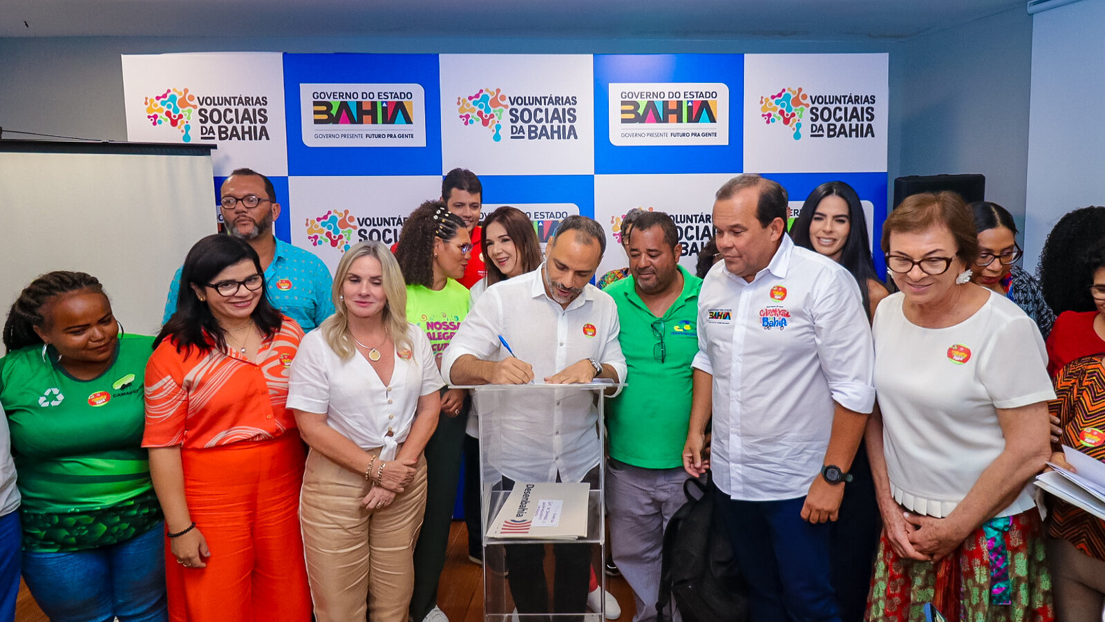 secretário Augusto Vasconcelos assina documento ao lado de autoridades