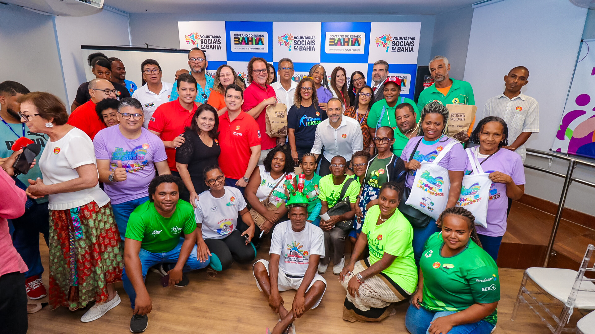 Catadores, cooperativas e autoridades durante lançamento do Ecofolia Solidária 2025