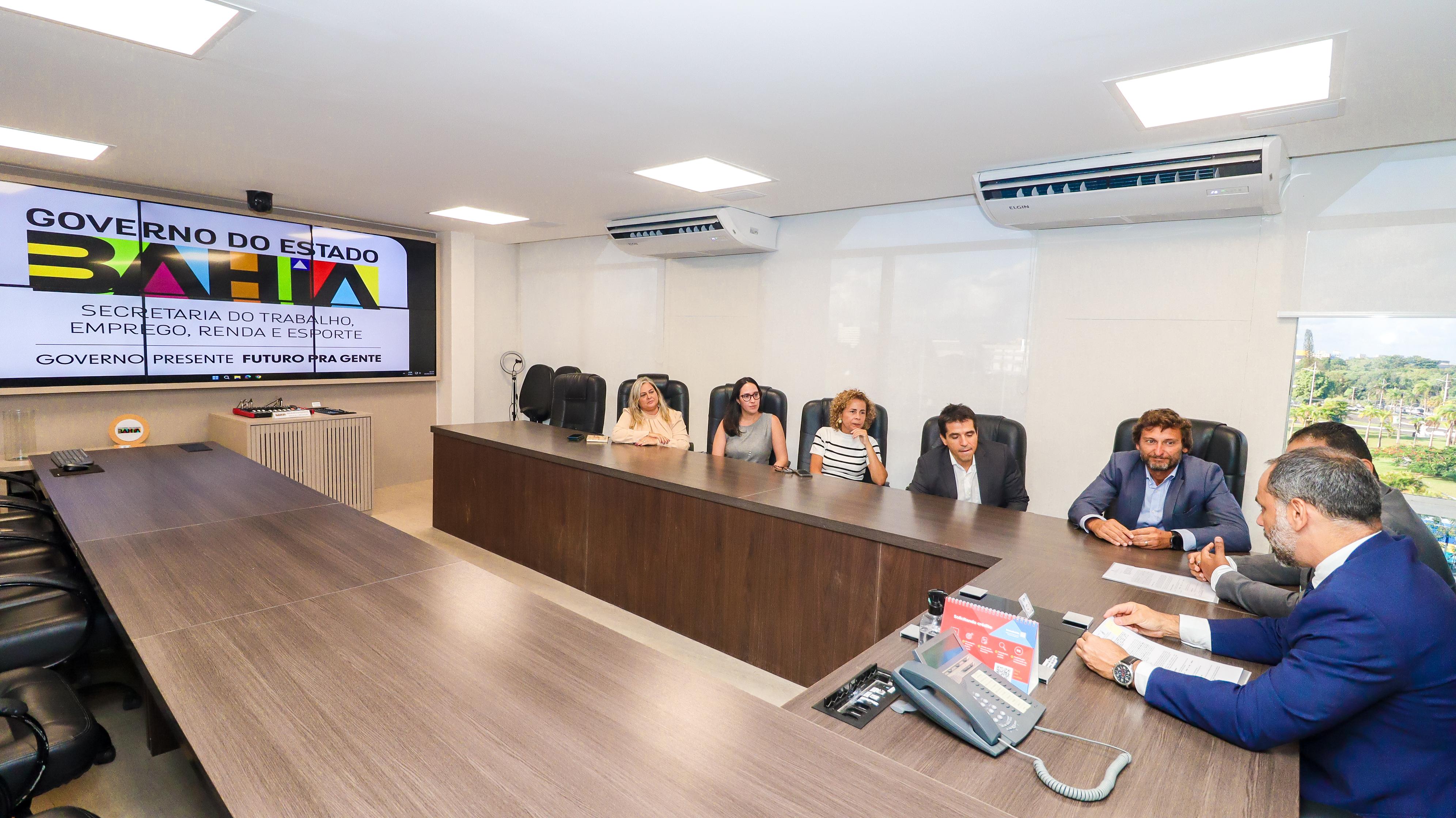 reunião do secretário com representantes do enseada