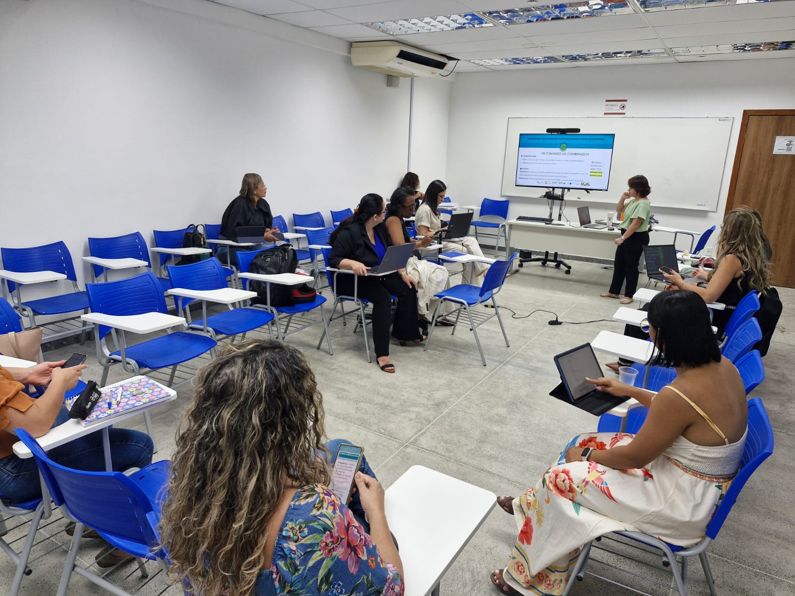 Amanda Lopes dando aula