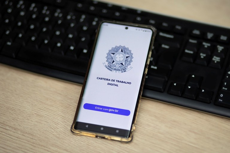 carteira de trabalho na tela do smartphone