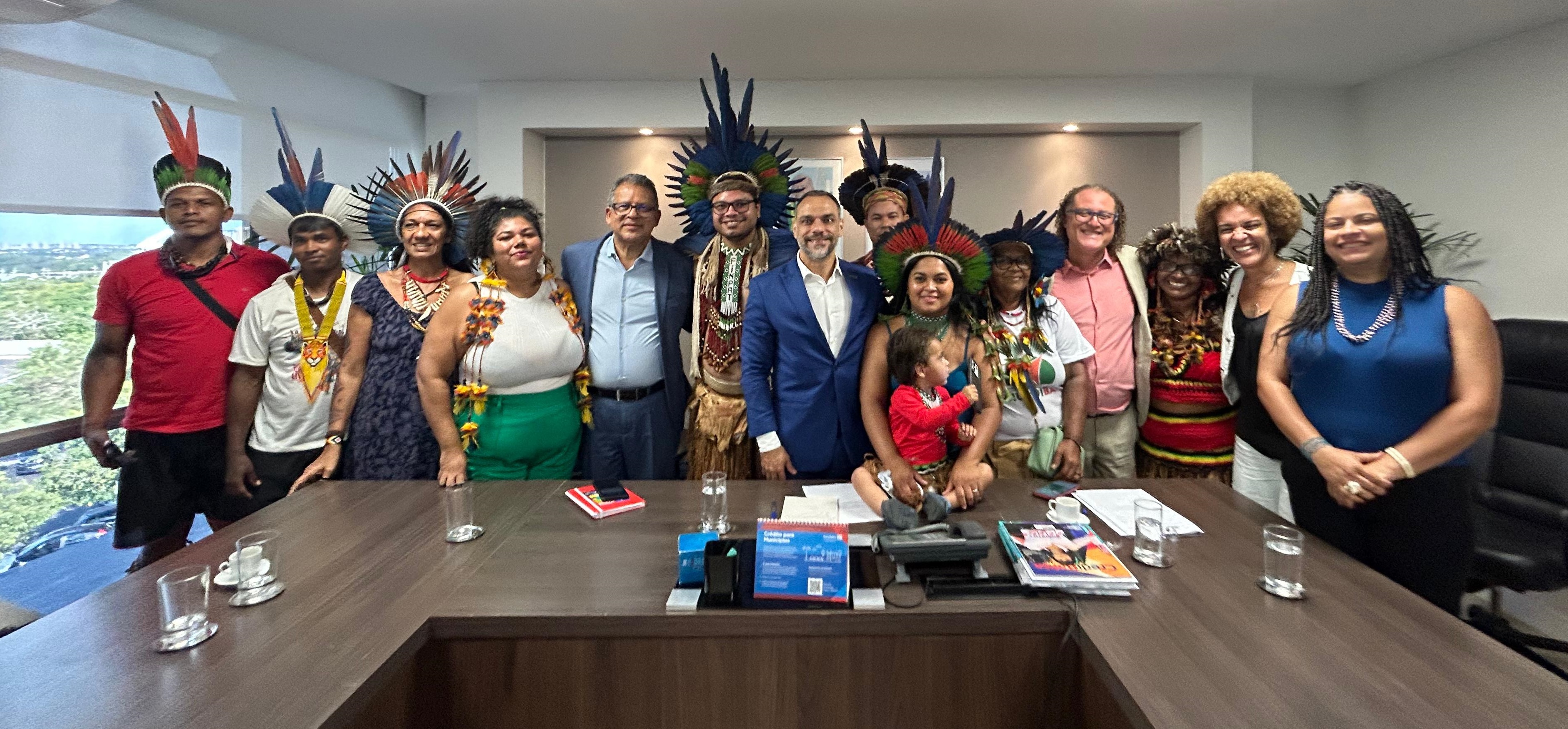 indígenas com secretário