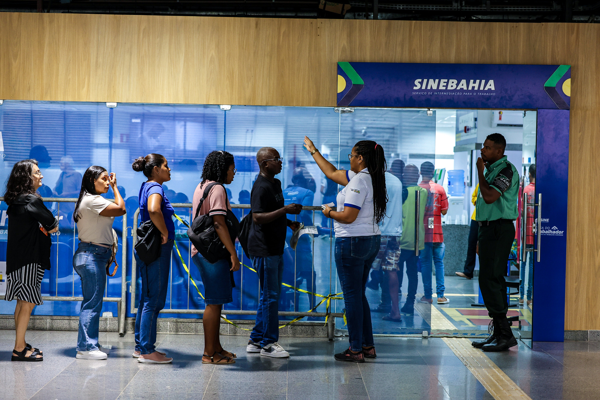 fila em frente ao SineBahia Pituaçu