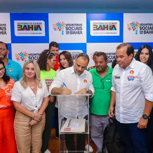 Autoridades e catadores no lançamento do Ecofolia Solidária