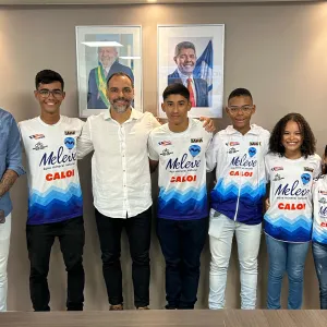 secretário Augusto com atletas do ciclismo