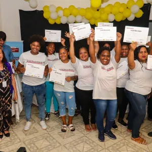 formandas com certificado em mãos