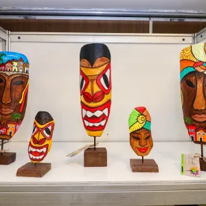 máscaras e carrancas artesanais