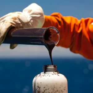 homem manipulando petróleo