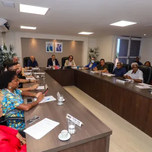 Conselheiros do Funtrad sentados à mesa de reunião