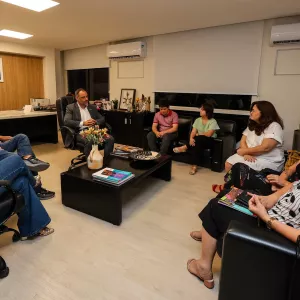 reunião do secretário com Amanda Lopes, primeira mulher a ser professora de pós-graduação com síndrome de dopwn do mundo