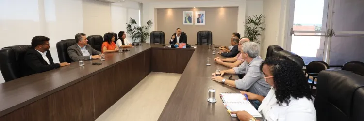 secretário Augusto com bancários