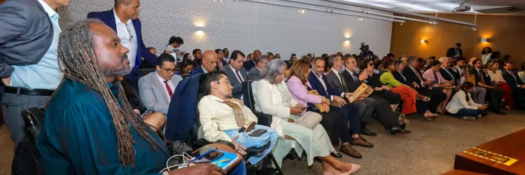 auditório cheio de pessoas para solenidade da Caravana da SJDH