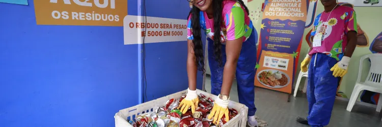 catadora de material reciclável na central de coleta