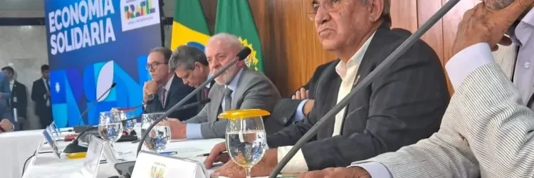 Lula assiste vídeo de economia solidária