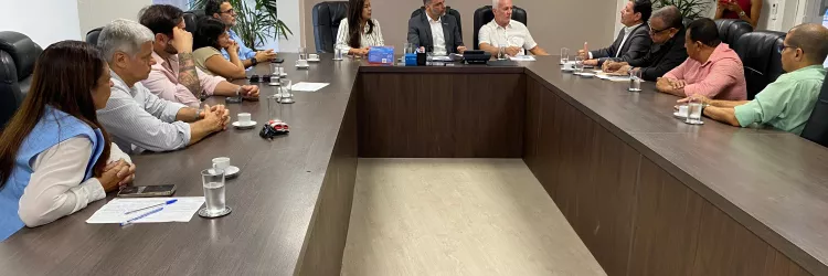 secretário Augusto com bancários